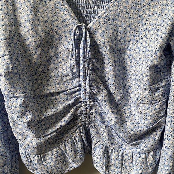 2 for $10! H&M Blue Floral Ruched Tie Top M - Picture 3 of 5